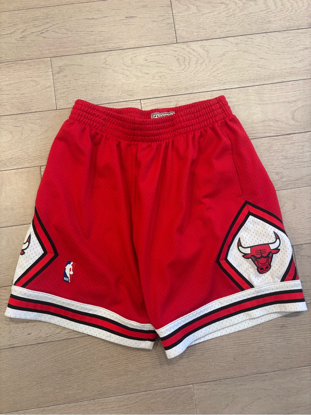 Mitchell & Ness Red Chicago Bulls Shorts Size L